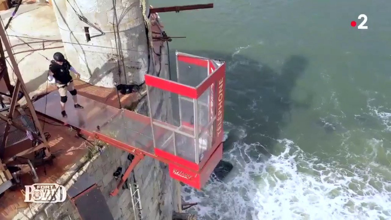 Fort Boyard 2021 : extrait de Philippe Etchebest dans la "Cabine vertigineuse" (10 juillet 2021)
