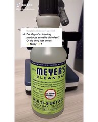 Il teste l'efficacité de différents désinfectants sur les bactéries