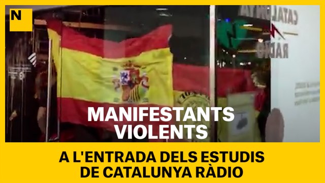 Manifestants violents a l'entrada dels estudis de Catalunya Ràdio