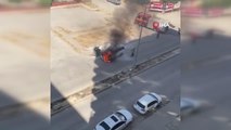 Mardin'de seyir halindeki araç alev aldı