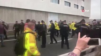 Paris'te yüzlerce havalimanı çalışanı ödemelerdeki kesintiyi protesto ettiCharles de Gaulle ve Orly havalimanlarında arbede yaşandı