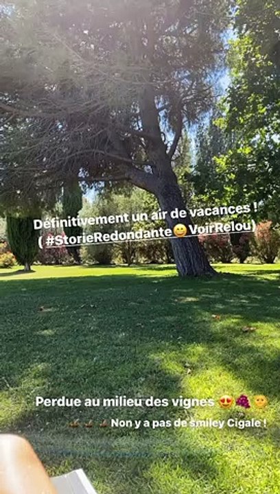 Elodie Fontan en vacances, au bord de la piscine. Juillet 2021