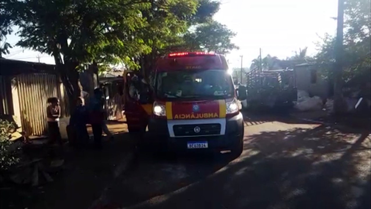 Tentando buscar pipa em telhado de casa, menino...