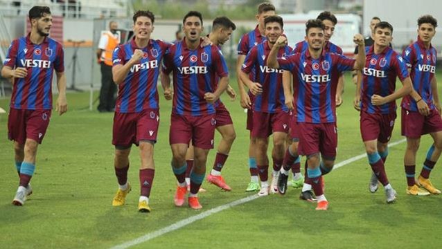 U19 Gelişim Ligi yarı final maçında Trabzonspor, Fenerbahçe'yi 2-1 yendi ve finalde Galatasaray'ın rakibi oldu