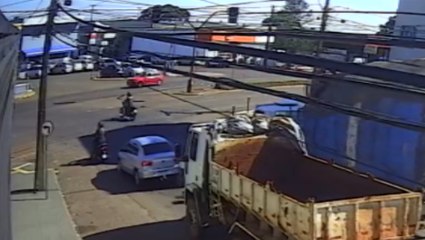 Incrível: Fortíssima colisão entre carro e moto é flagrada na Avenida Carlos Gomes