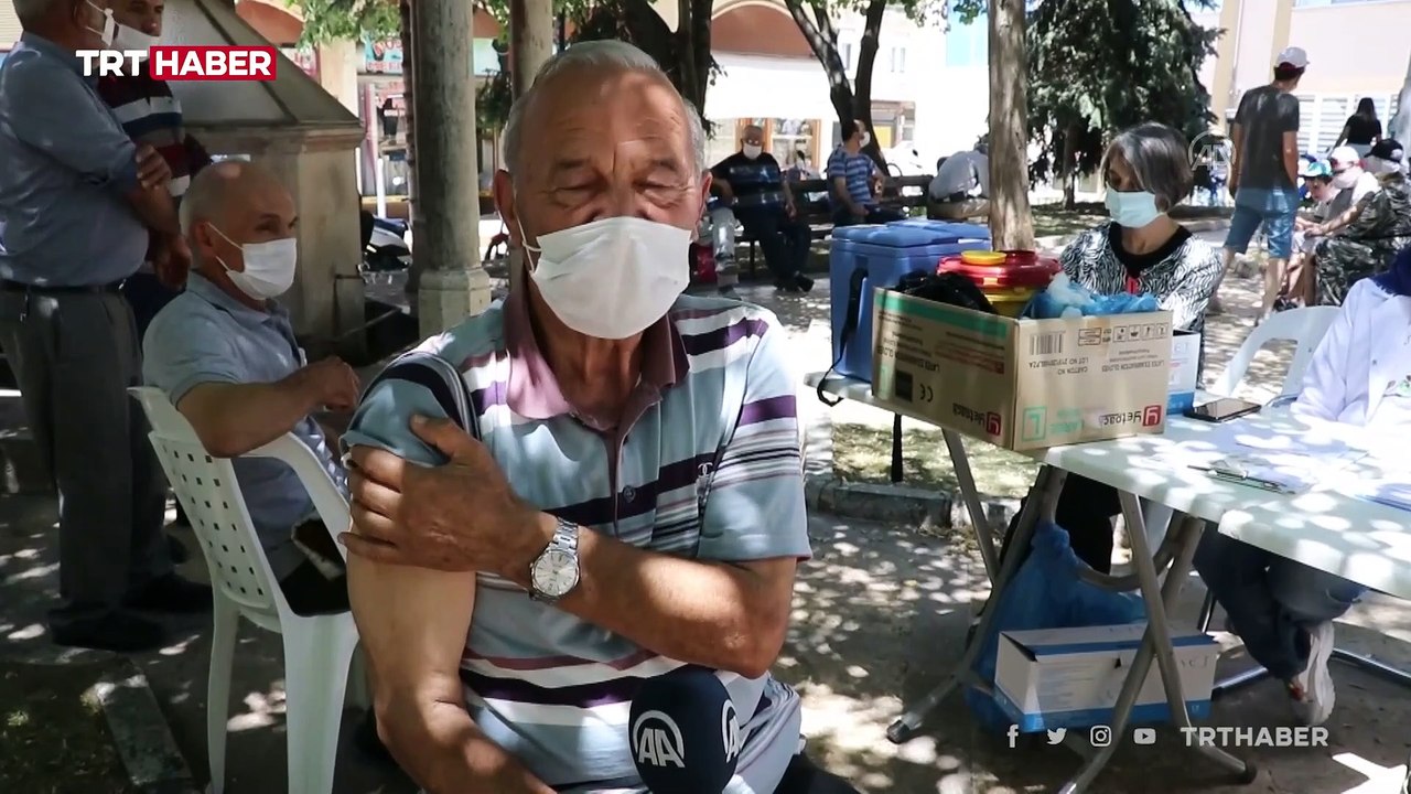 Aşı ikna timi cuma namazından çıkanları aşıladı