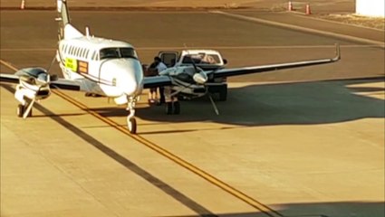 Descargar video: Avião do Governo chega a Cascavel trazendo nova remessa de vacinas contra o Covid-19