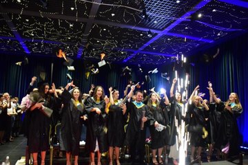 New York Tirana Üniversitesinde mezuniyet heyecanı