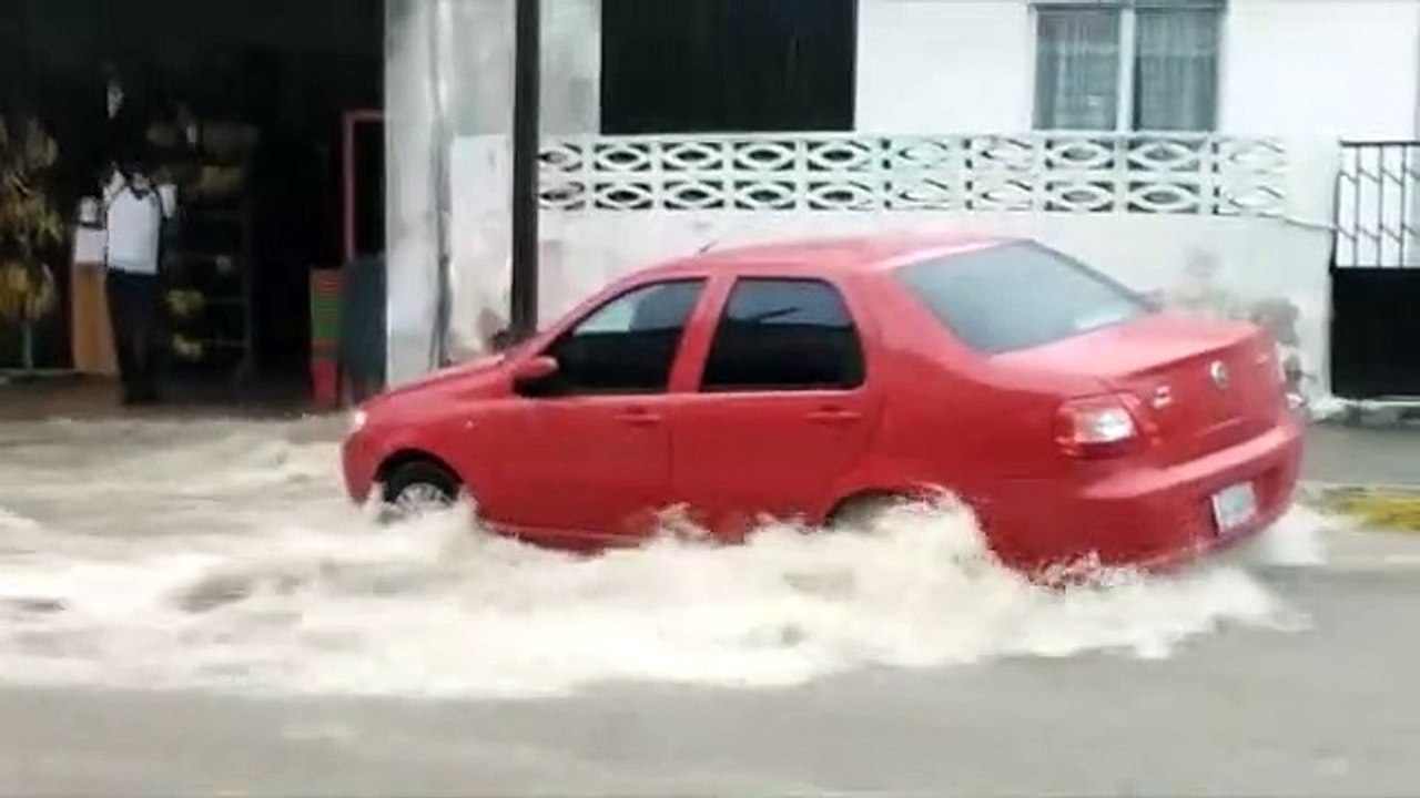Vehículo es arrastrado en el centro de Cabudare por fuertes lluvias
