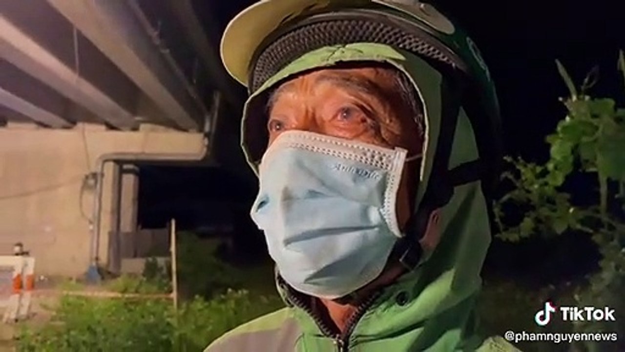 Tài xế TP.HCM chở khách xa, về sau giờ giới nghiêm nên không được vào