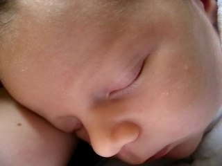 Arthur ronfle sur le sein de sa maman