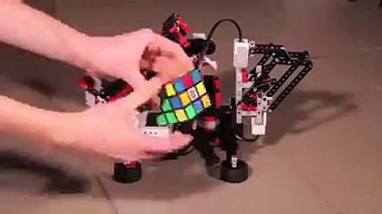 Zeka küpü çözen robot