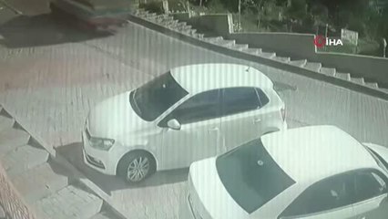 Kağıthane'de yokuş aşağı kayan kamyonet böyle devrildi: 1 yaralı