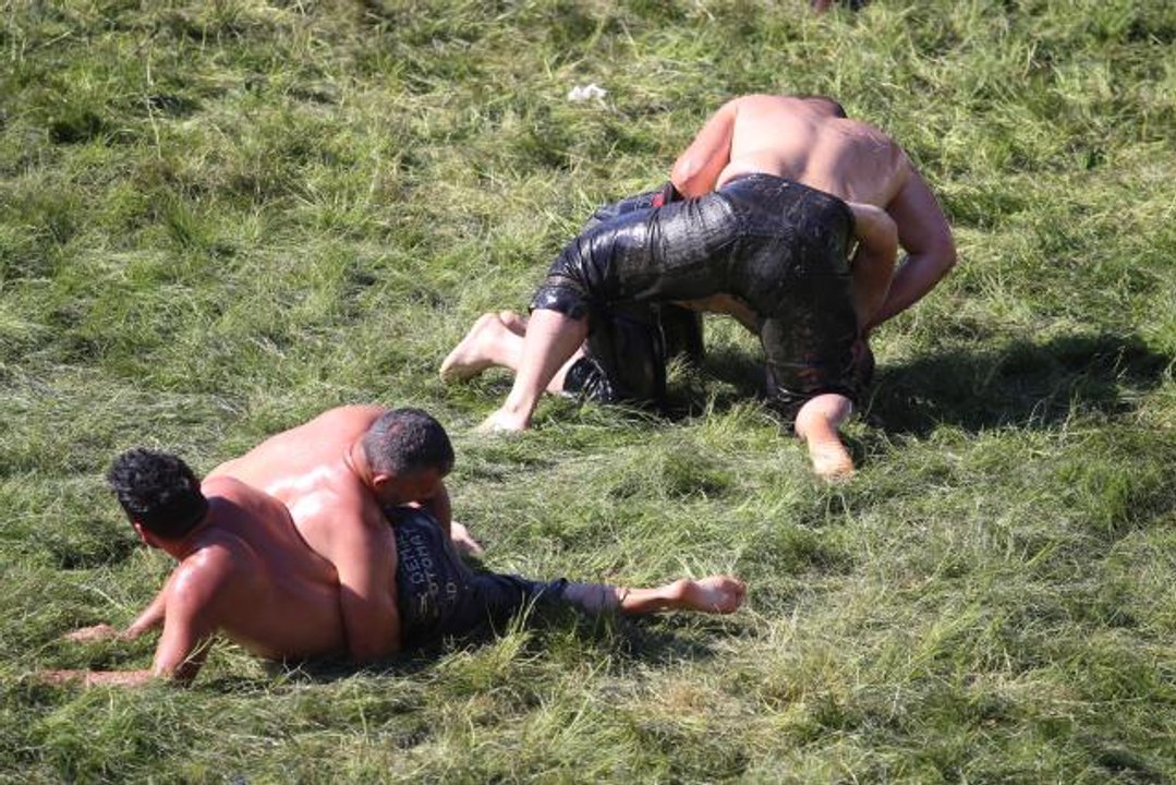 660. Tarihi Kırkpınar Yağlı Güreşleri'nde 2. gün müsabakaları başladı