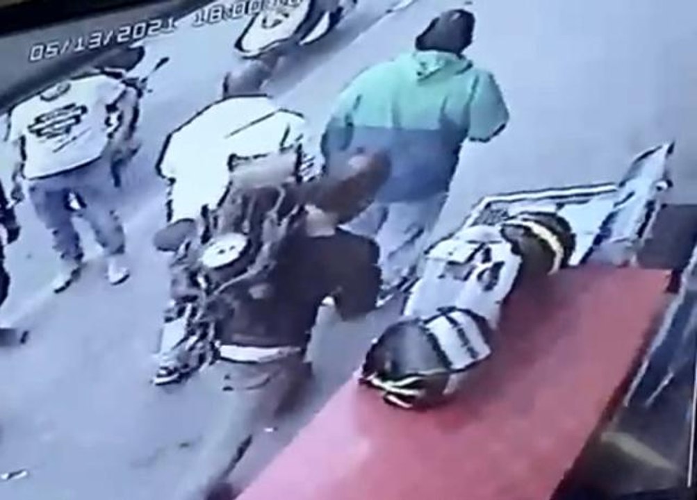 Çaldıkları antikayı bayrağa sarıp taşıdılar