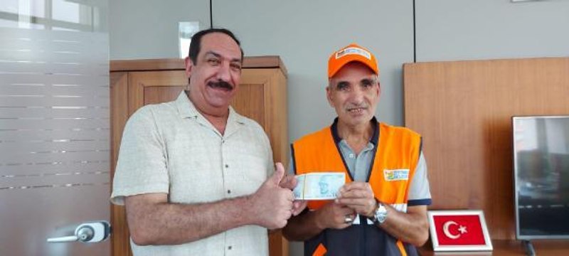 TEMİZLİK İŞÇİSİ BULDUĞU PARAYI IRAKLI SAHİBİNE TESLİM ETTİ