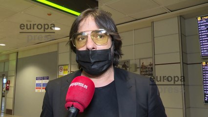 Joaquín Cortés  llegaba anoche muy afectado  al aeropuerto tras asistir al entierro de Rafaela Carrá