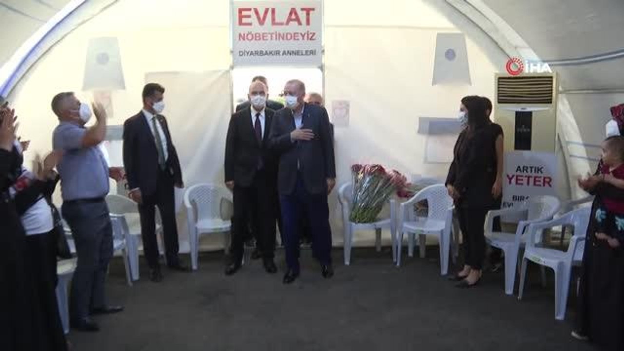 Son dakika haberi: Cumhurbaşkanı Erdoğan, 'Diyarbakır Anneleri'ni kaldıkları çadırda ziyaret etti
