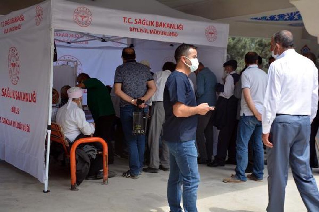 VAKA SAYISI YÜKSEK, AŞILAMA ORANI DÜŞÜK BİTLİS'TE AŞI STANTLARI KURULDU