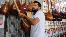 Bağlama ustası yanık sesiyle dinleyenleri mest ediyor