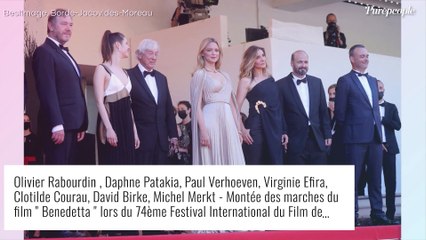 Festival de Cannes 2021 : Virginie Efira irrésistible en petite robe noire, dans les bras de Paul Verhoeven