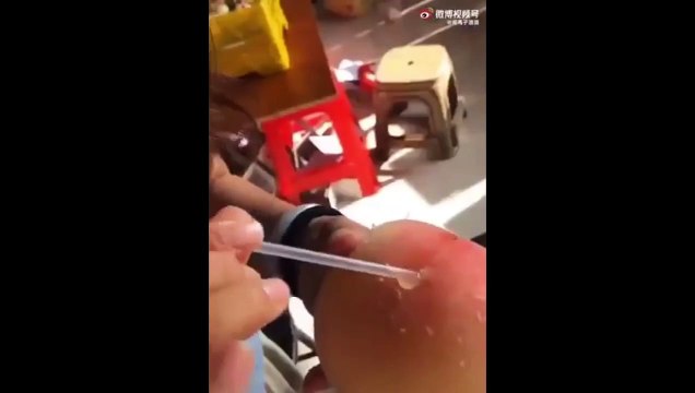 Loại đào dùng ống hút uống nước trực tiếp từ bên trong