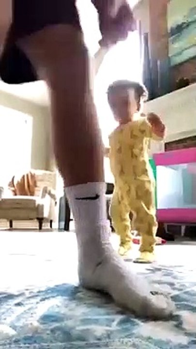 Ce bébé qui danse sur du Hip Hop est incroyable