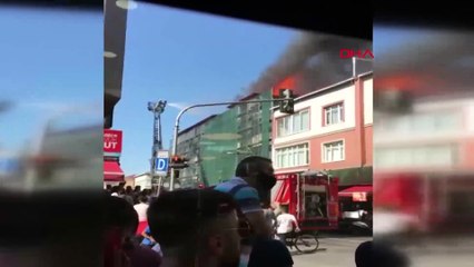 Ataşehir'de binanın çatısı alev alev yandı