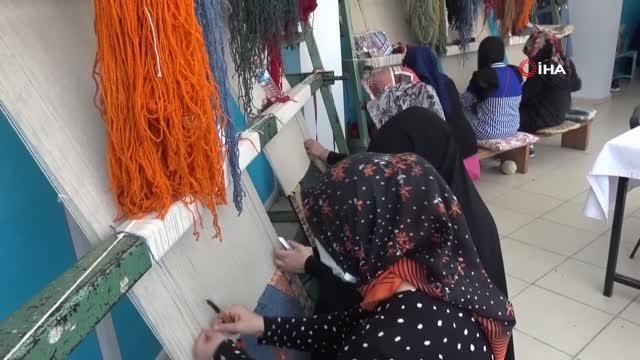 Kadınlar devlet destekli kursta hem meslek öğreniyor, hem de üretim yapıyor
