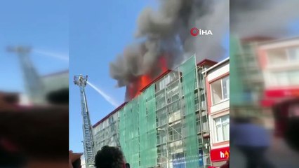 Ataşehir’de 4 katlı bir binanın çatısında yangın çıktı