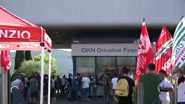 Chiude la Gkn a Campi bisenzio, la rabbia dei 422 licenziati: Avvisati su Whatsapp, come animali