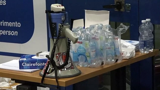 Gkn, la prima notte in fabbrica per i 422 licenziati: Siamo qui per i nostri diritti