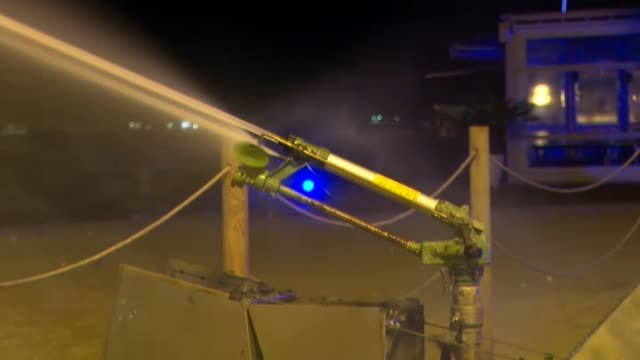 Miles de jóvenes salen de botellón sin respetar las normas durante la noche de este viernes