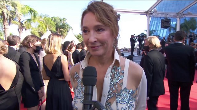 Emmanuelle Bercot sur le Tapis Rouge pour son long métrage De son vivant - Cannes 2021