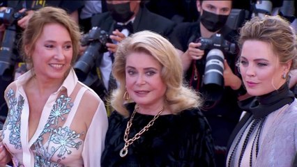 La montée des marches de l'équipe du film "De son vivant" - Cannes 2021