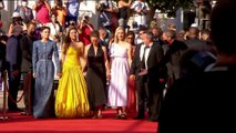 La montée des marches de l'équipe du film 'Bigger Than Us' - Cannes 2021
