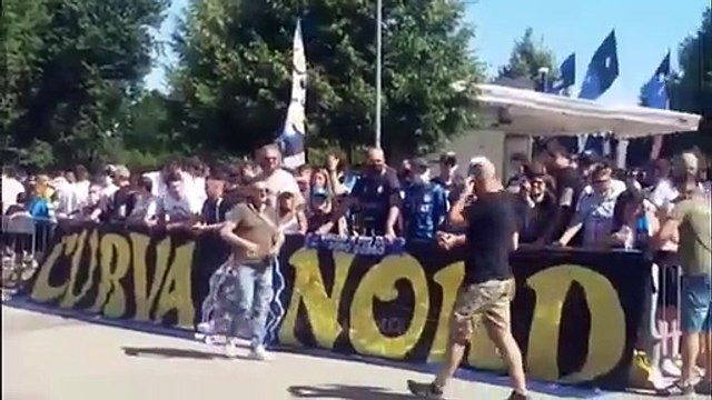 I TIFOSI DELLA CURVA NORD AD APPIANO GENTILE PER DARE IL BENVENUTO AI NERAZZURRI DI SIMONE INZAGHI
