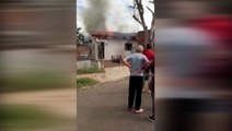 Corpo de Bombeiros é acionado para combater incêndio no Cascavel Velho