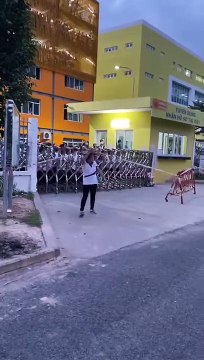 Công nhân công ty ở Bình Dương phá cửa tháo chạy sau khi nghe tin đồng nghiệp dương tính nCoV