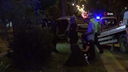 Gaziantep'te direğe çarpan otomobil ikiye ayrıldı: 1 ölü