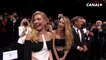 Ovation pour Dylan Penn, Sean Penn, et Katheryn Winnick pour présenter Flag Day - Cannes 2021