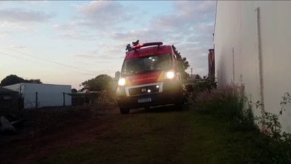 Homem tem lesão na perna durante trabalho com máquina de serra