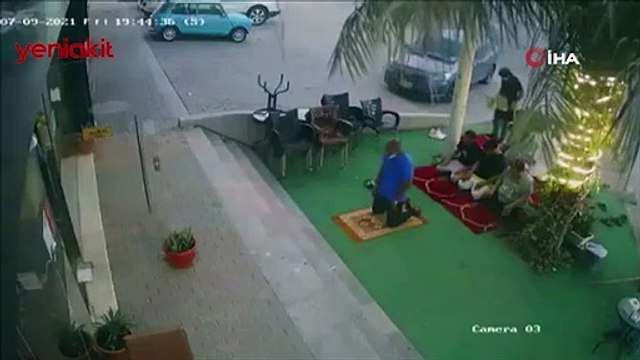 Faciaya ramak kala! Hızını alamayan araç namaz kılanların arasına daldı