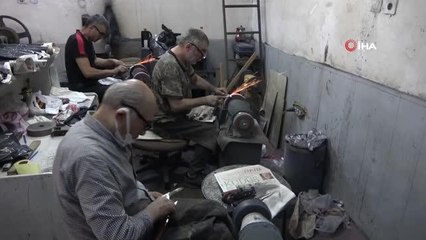 Bıçaklar kurbanlıklar için bileniyor