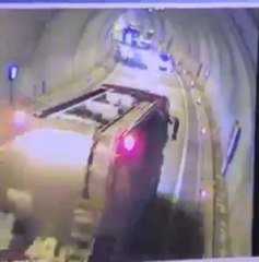 VİNÇLE TANKER ARASINDA SIKIŞAN OTOMOBİLDEN HAFİF SIYRIKLA KURTULDULAR