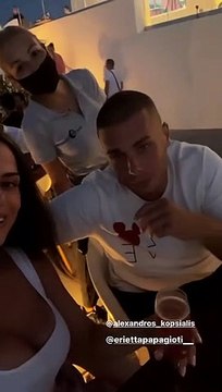 Δεν φαντάζεστε ποια πρώην παίκτρια του The Bachelor εργάζεται ως σερβιτόρα στη Σαντορίνη!