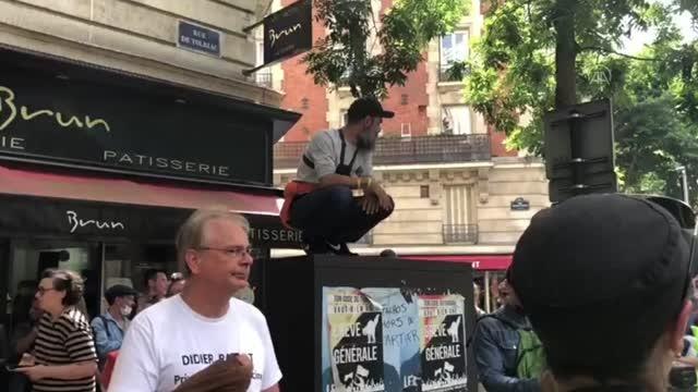 Fransa'da Kovid-19 sağlık kartı karşıtları protesto düzenledi