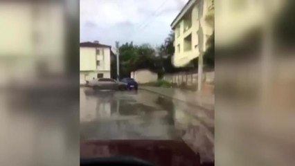 Düğün konvoyundaki otomobil park halindeki araca böyle çarptı