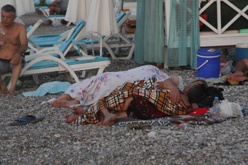 Aşırı sıcakların etkisindeki Antalya'da sahiller açık hava oteline döndü