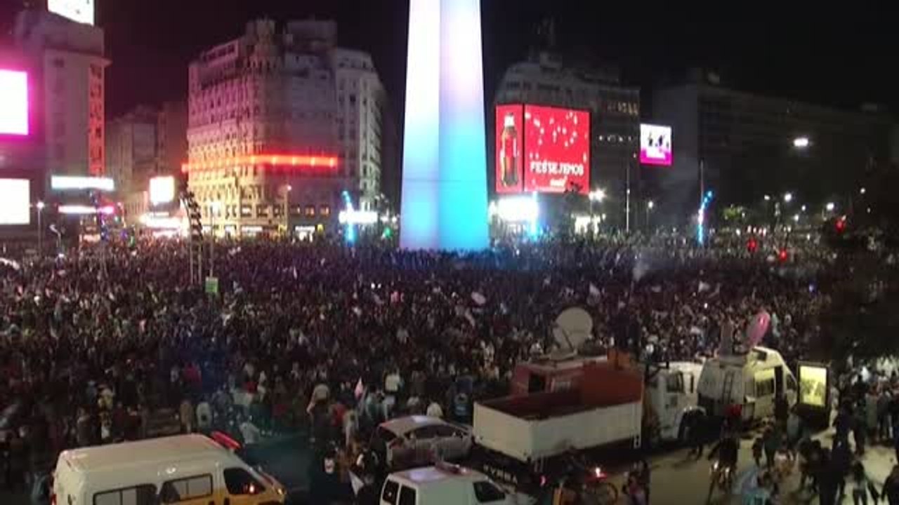 Miles de aficionados celebran en Buenos Aires la victoria de Argentina en la Copa América